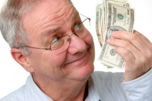 Pensionarii își primesc banii înainte de Paști