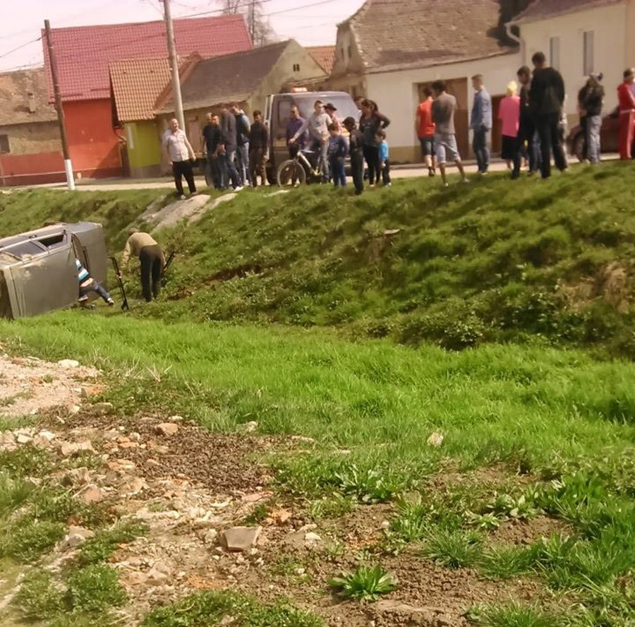 Fără permis, a furat o mașină și s-a răsturnat cu ea