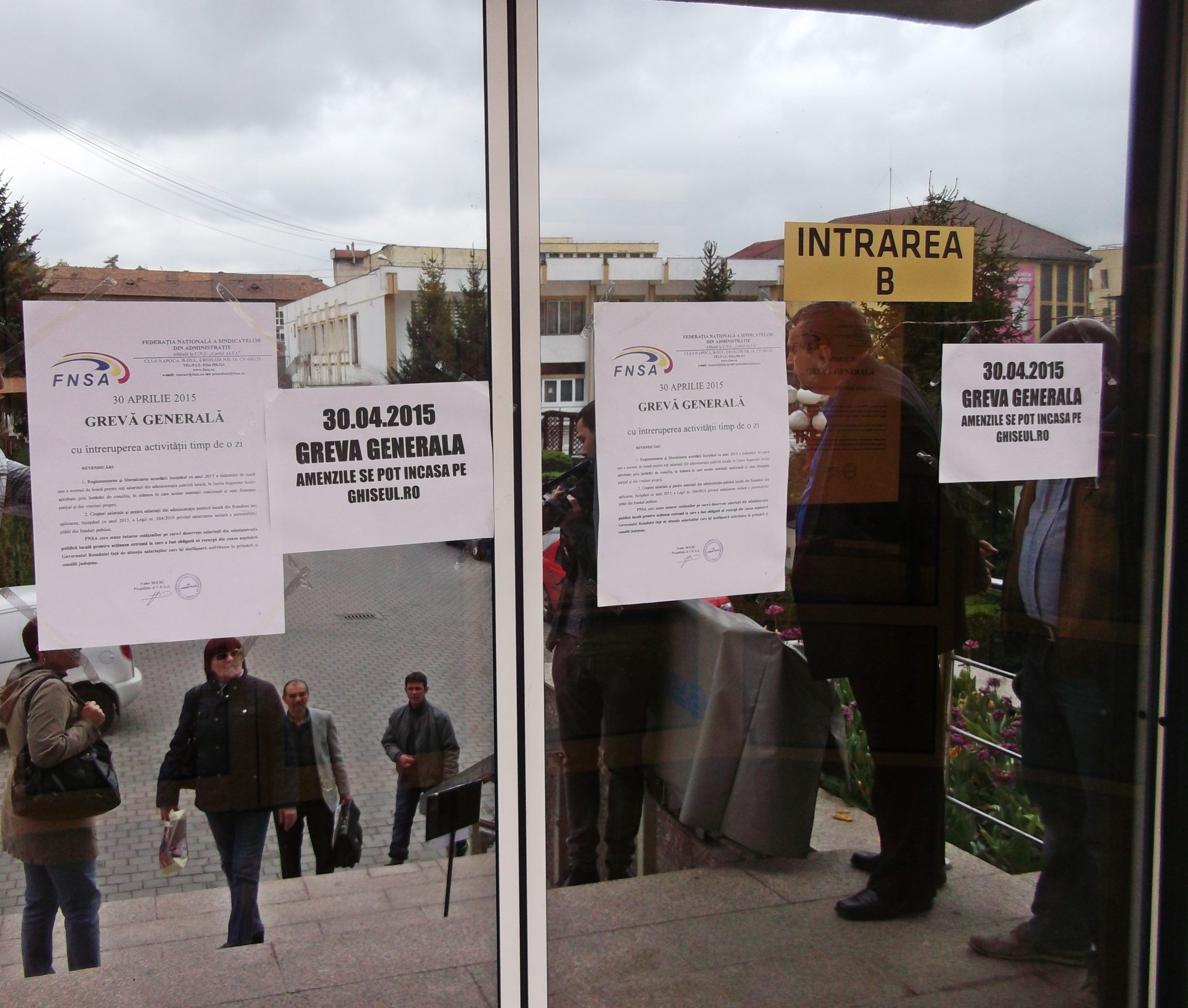 Peste 200 de angajați ai municipalității medieșene, în grevă generală