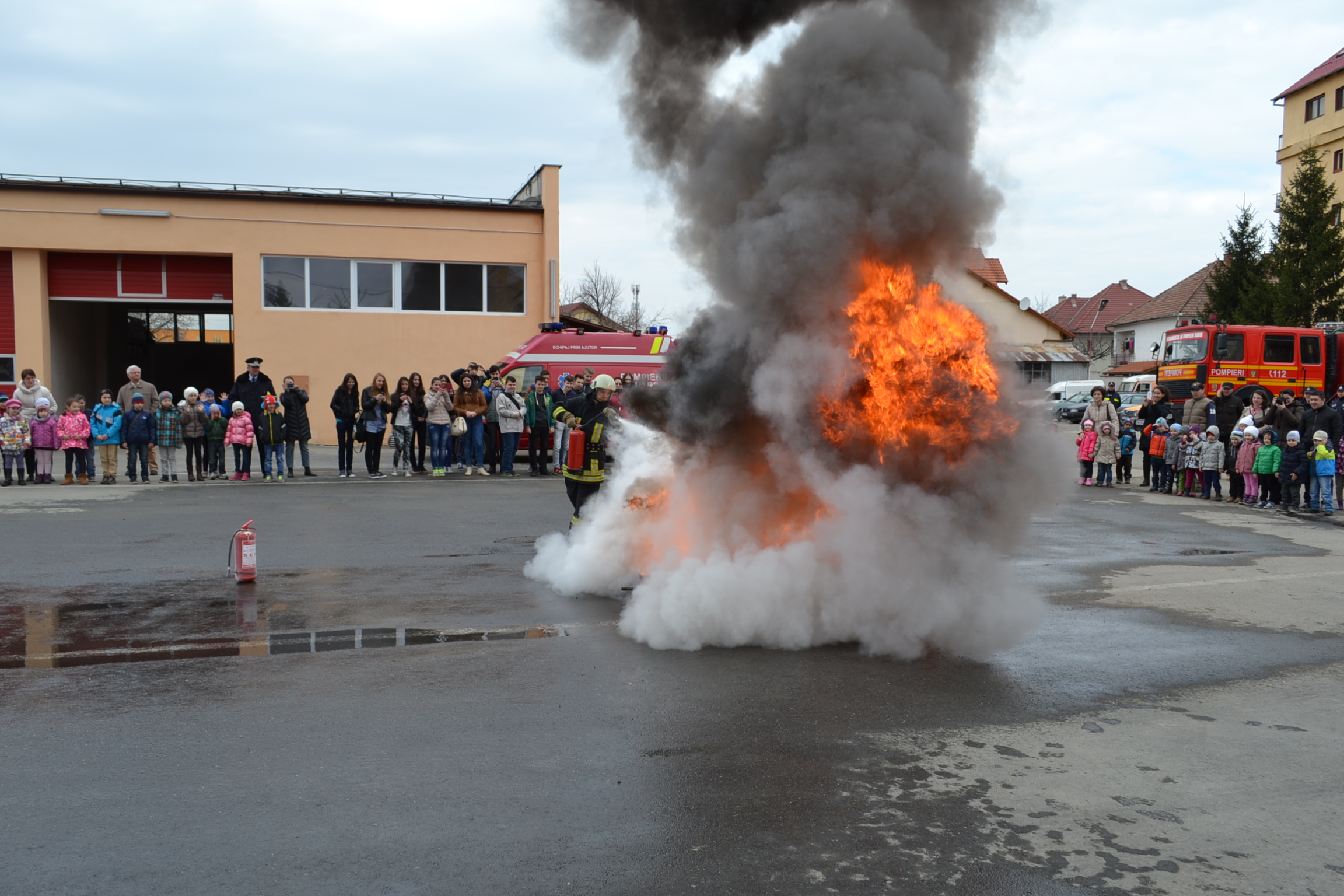 FOTO: Polițiștii rutieri și pompierii, alături de copii în săptămâna „Școala Altfel”
