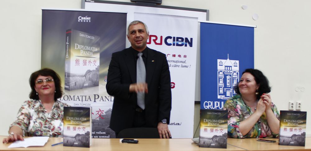 Jurnalistul Dan Tomozei a lansat al doilea volum al cărții „Diplomația Panda”