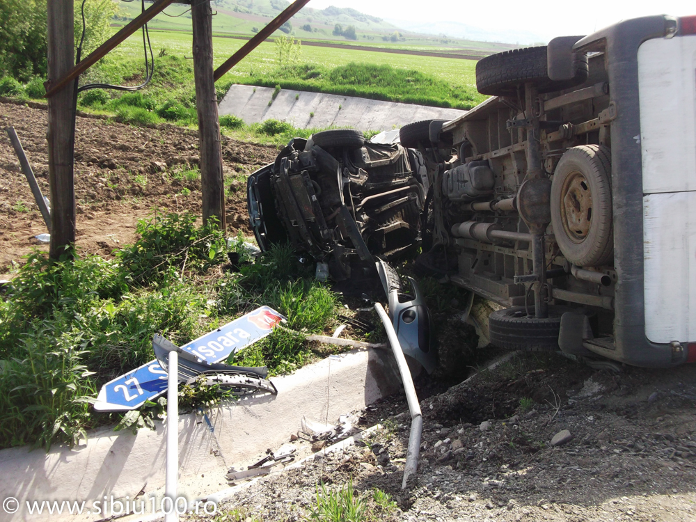 FOTO: Două autovehicule s-au ciocnit pe DN 14, șoferii au ajuns la spital