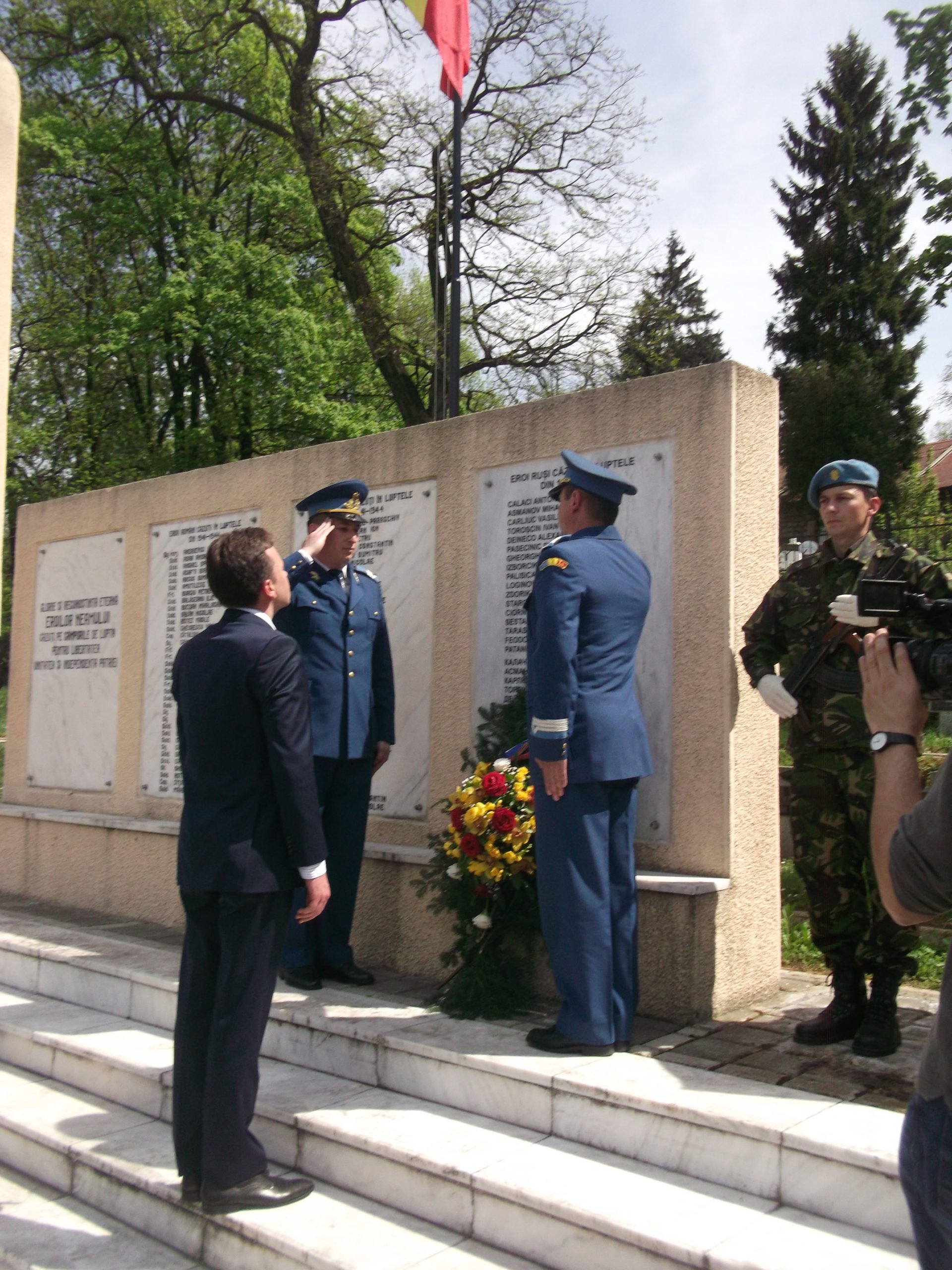 FOTO: Ceremonie comomerativă cu depuneri de coroane de flori, la Cimitirul Eroilor din Mediaș
