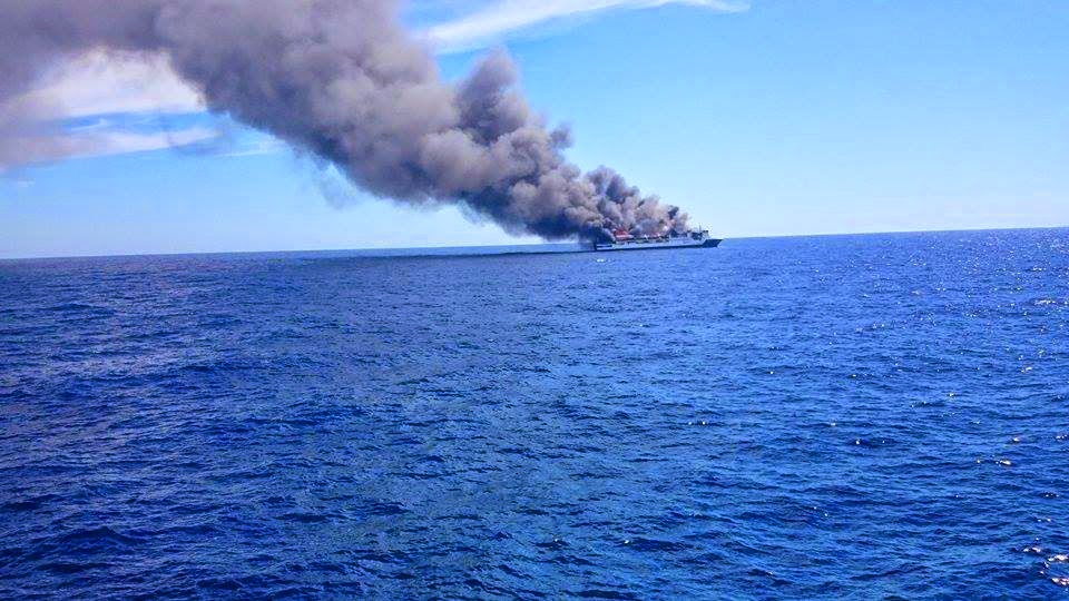 FOTO: Un medieșean a supraviețuit după ce feribotul pe care se afla a luat foc