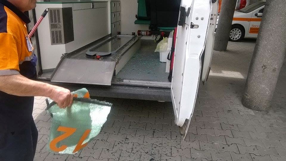 FOTO: Preluat de ambulanță acuzând o durere de stomac, a făcut scandal și a spart geamuri