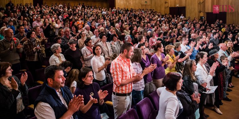 Spectacolul „Sînt o babă comunistă!” primit cu aplauze îndelungi de publicul sibian