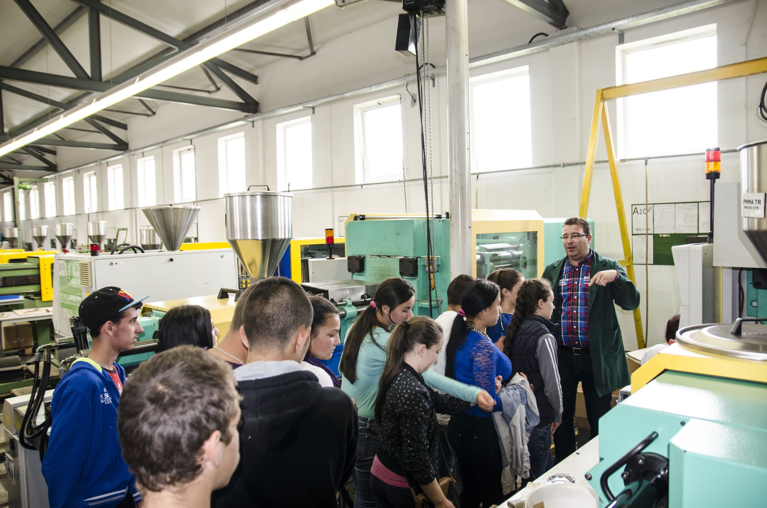 Elevii din Daia, Roșia și Cașolț, în vizită la o firmă de producție