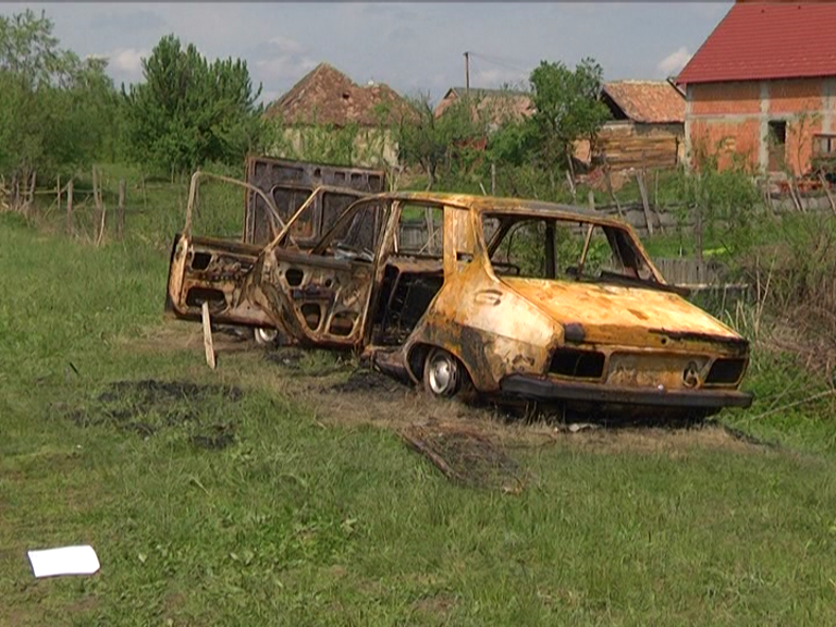 FOTO: Descoperire macabră în Mohu, un cadavru carbonizat într-o mașină care a luat foc
