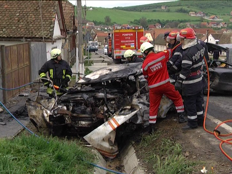 FOTO: Accident cumplit în Șura Mare, o mașină a luat foc iar un bărbat și sora lui au murit
