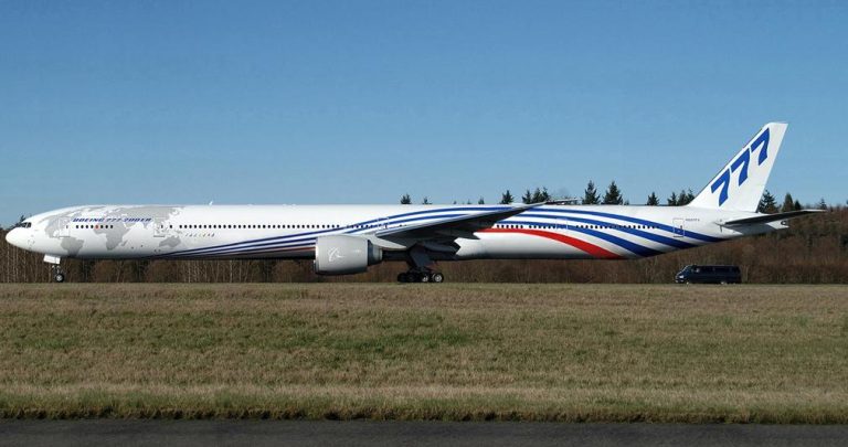 Un avion Boeing 777 aterizează marți pe Aeroportul Sibiu. Sâmbătă sosește cel mai mare avion militar