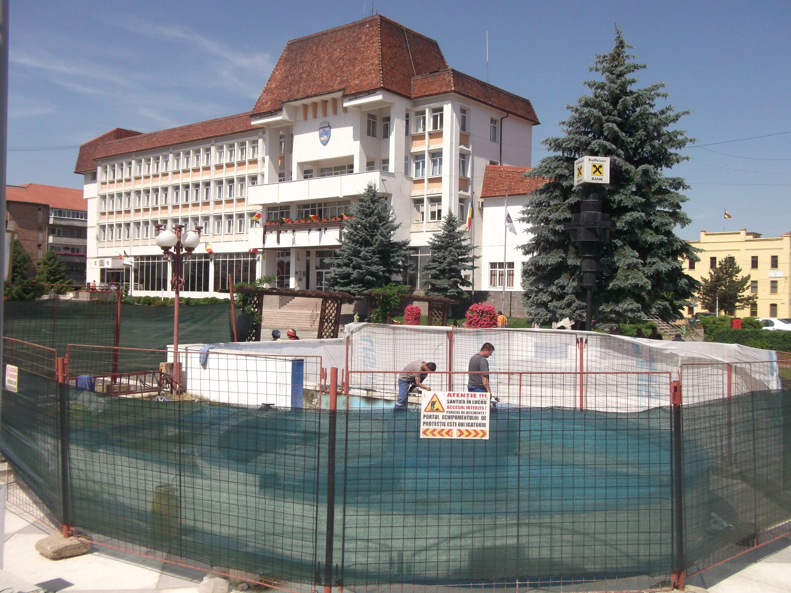 Mediașul nu are drumuri, dar va avea fântână arteziană placată cu marmură și leduri