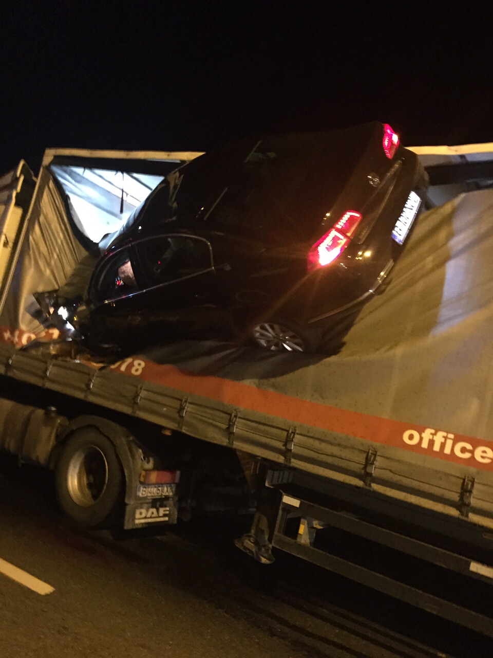 FOTO: Cascadorie pe DN1, un șofer beat a sărit cu mașina pe un TIR