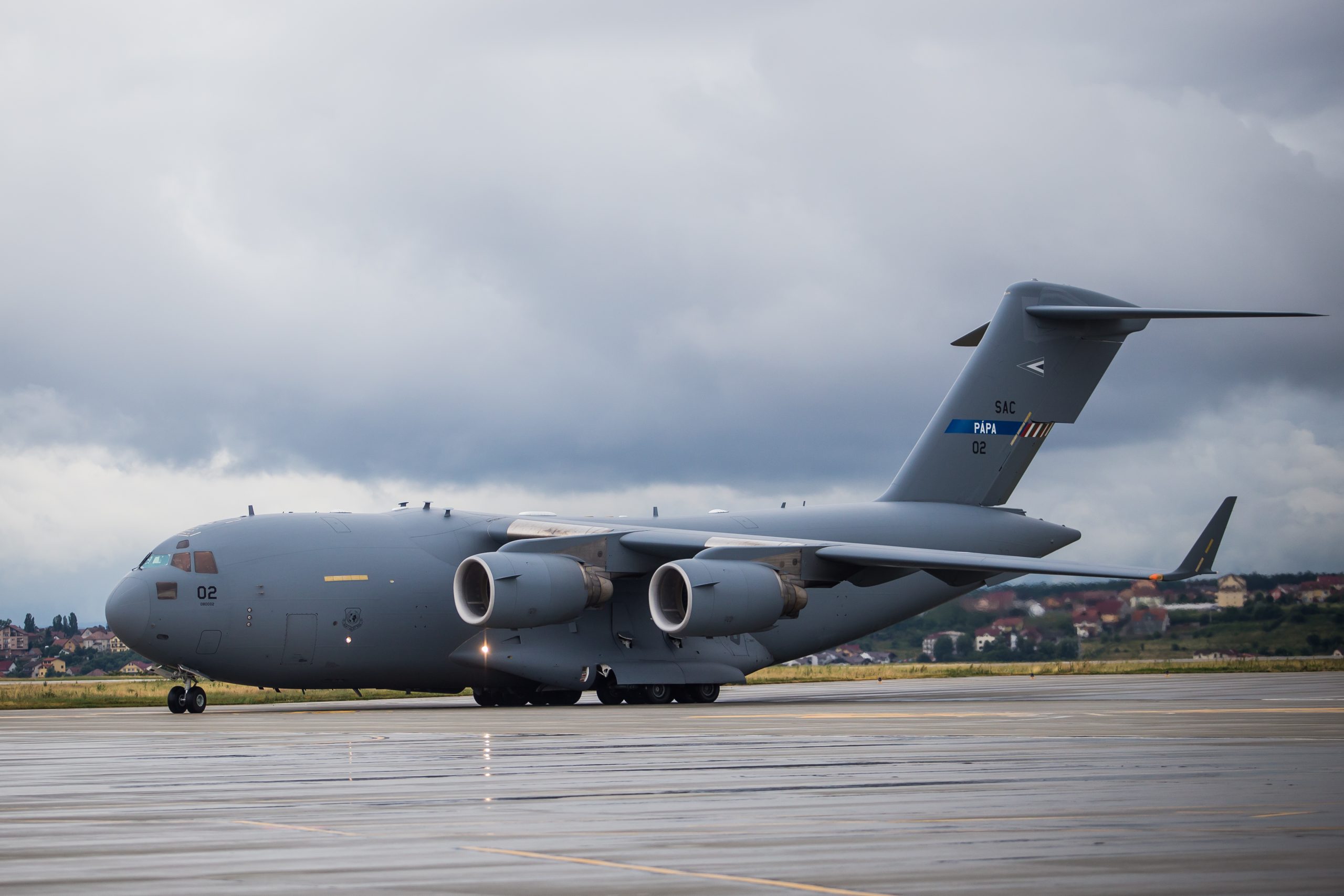 FOTO: Un Boeing C-17 Globemaster III a adus 115 militari NATO pe Aeroportul din Sibiu