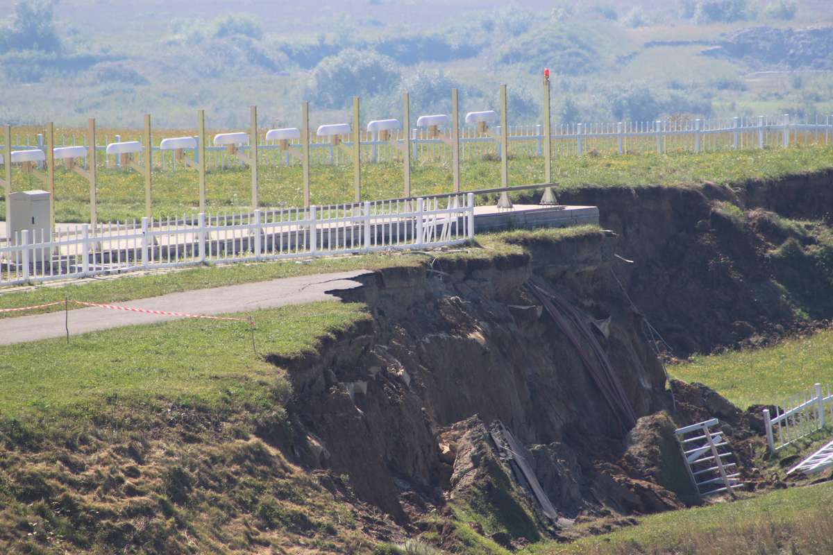 Până la toamnă, constructorul Aeroportului va repara pe cheltuială proprie pista prăbușită