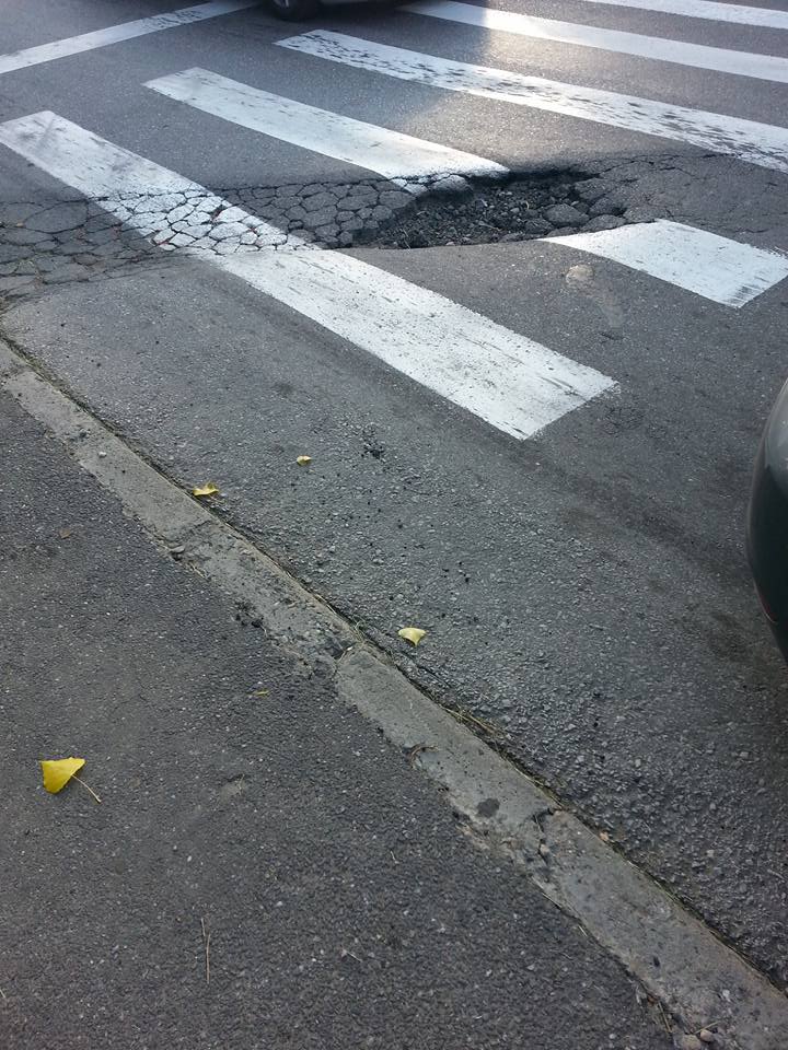 La Mediaș se trasează marcaje rutiere noi, pe drumuri vechi