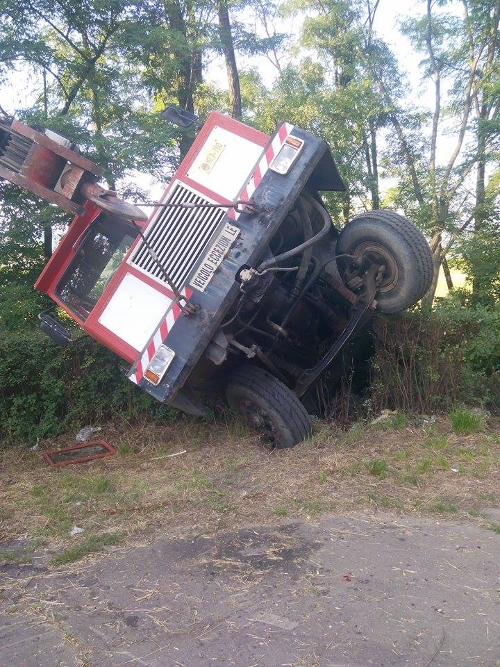 FOTO: Ce s-a întâmplat cu un utilaj de peste 30 de tone parcat necorespunzător pe DN 14