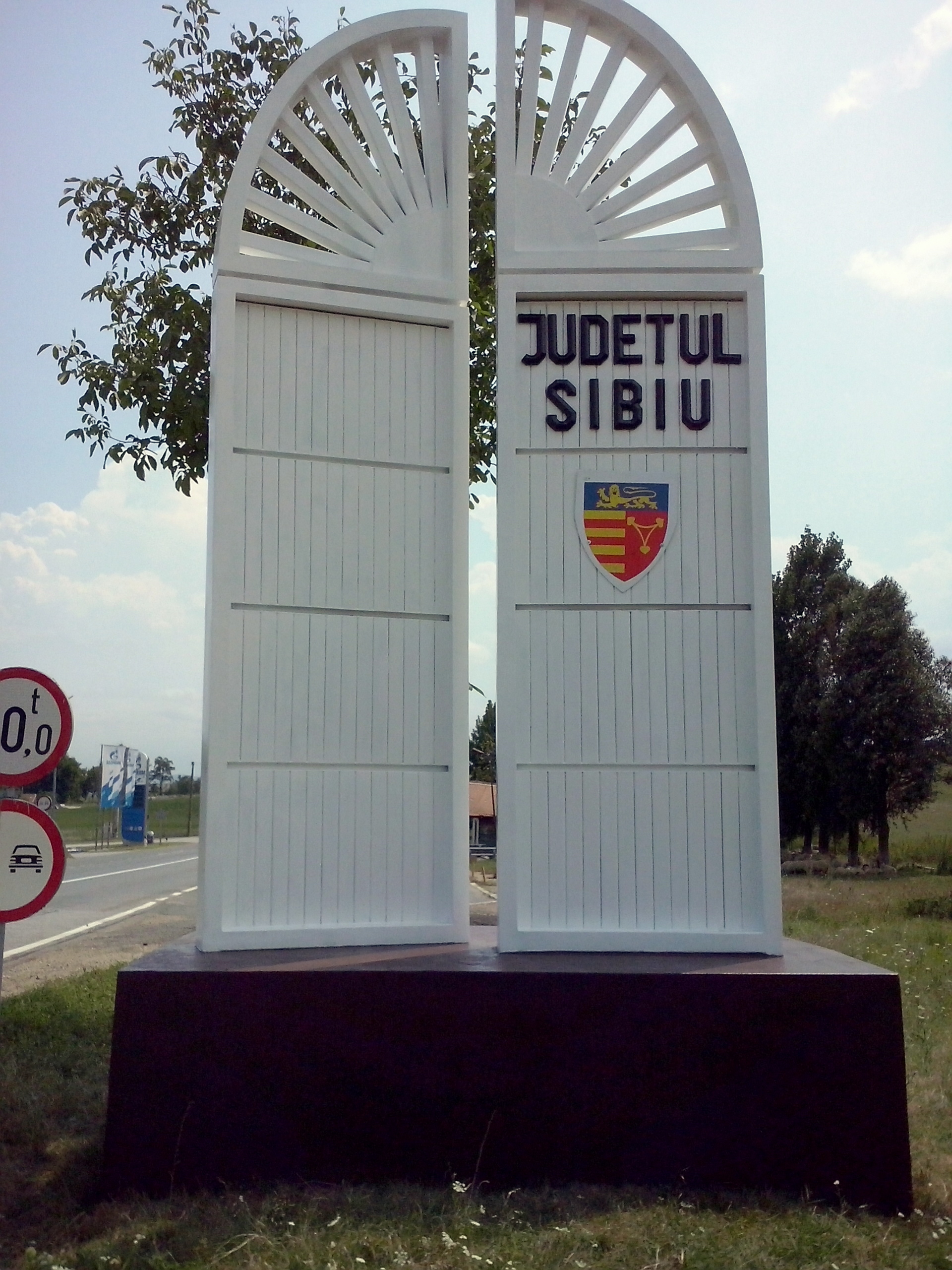 FOTO: Indicatoarele de intrare în județul Sibiu au fost reabilitate