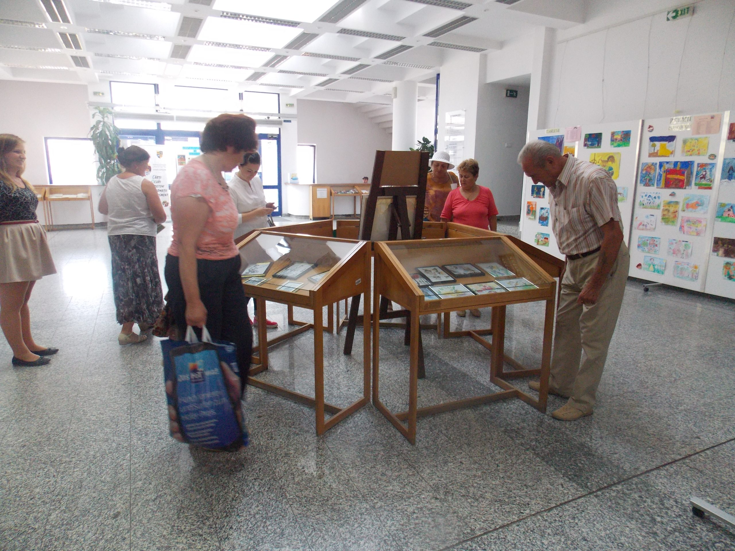 O voluntară din Mediaș a explus la Biblioteca Județeană din Cluj Napoca