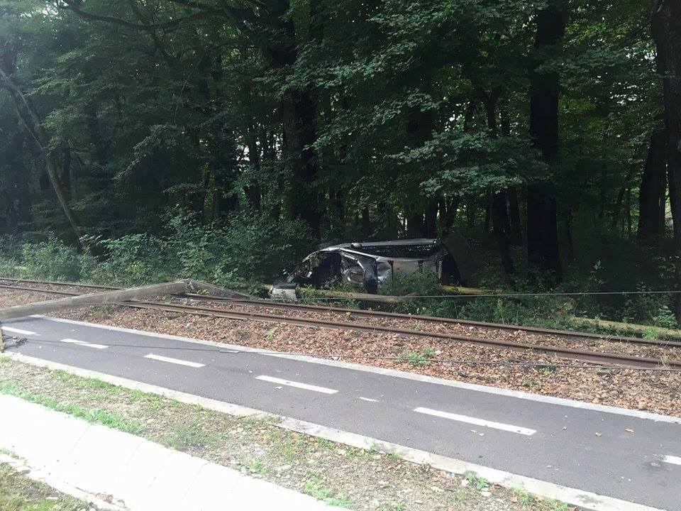 FOTO: Un șofer beat trece peste pista de bibiclete și intră în coliziune cu o conductă de gaz