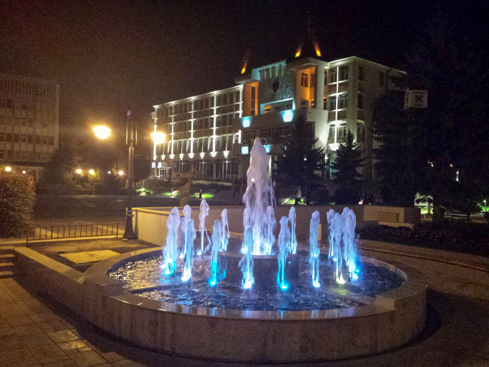 Piața Corneliu Coposu din Mediaș are o fântână arteziană modernă