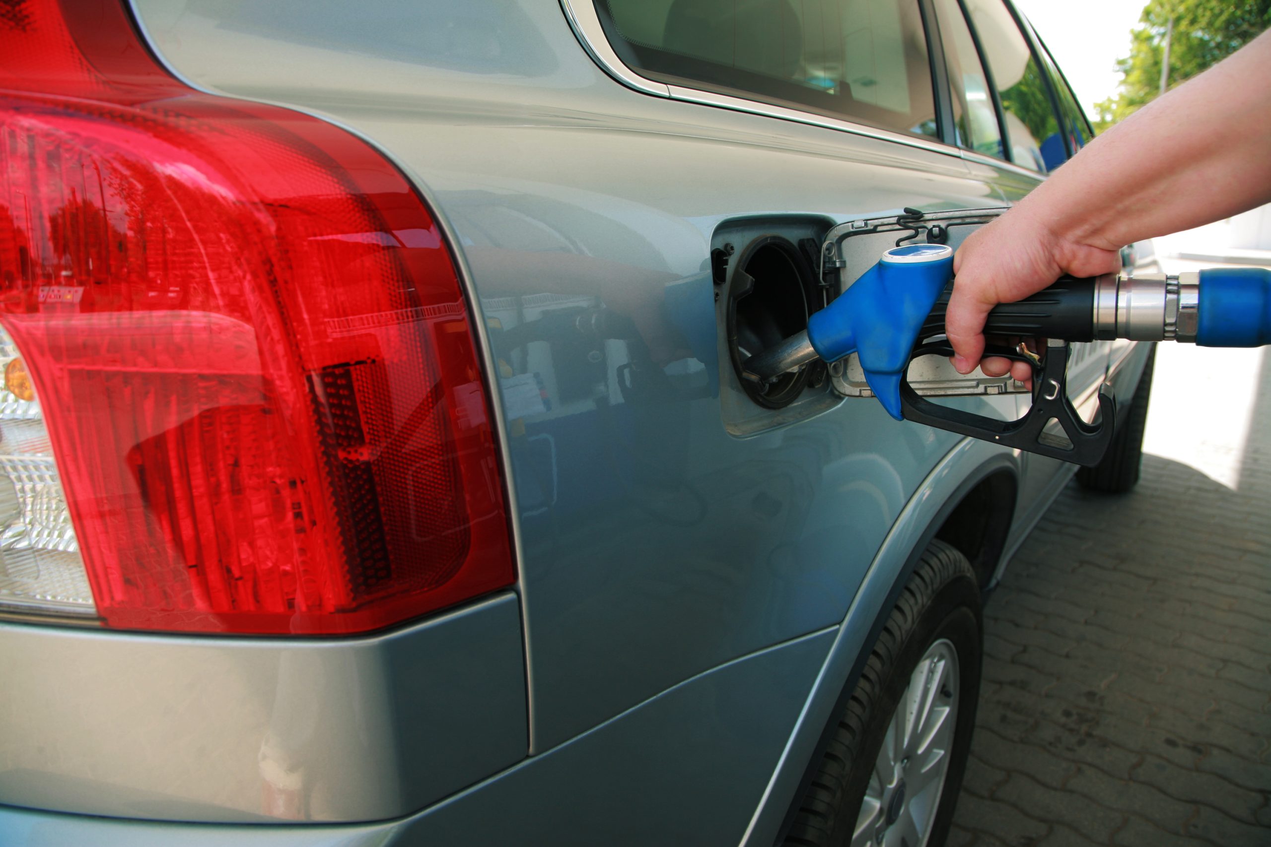 Apă în loc de carburant, la o benzinărie din România. Zeci de șoferi, revoltați