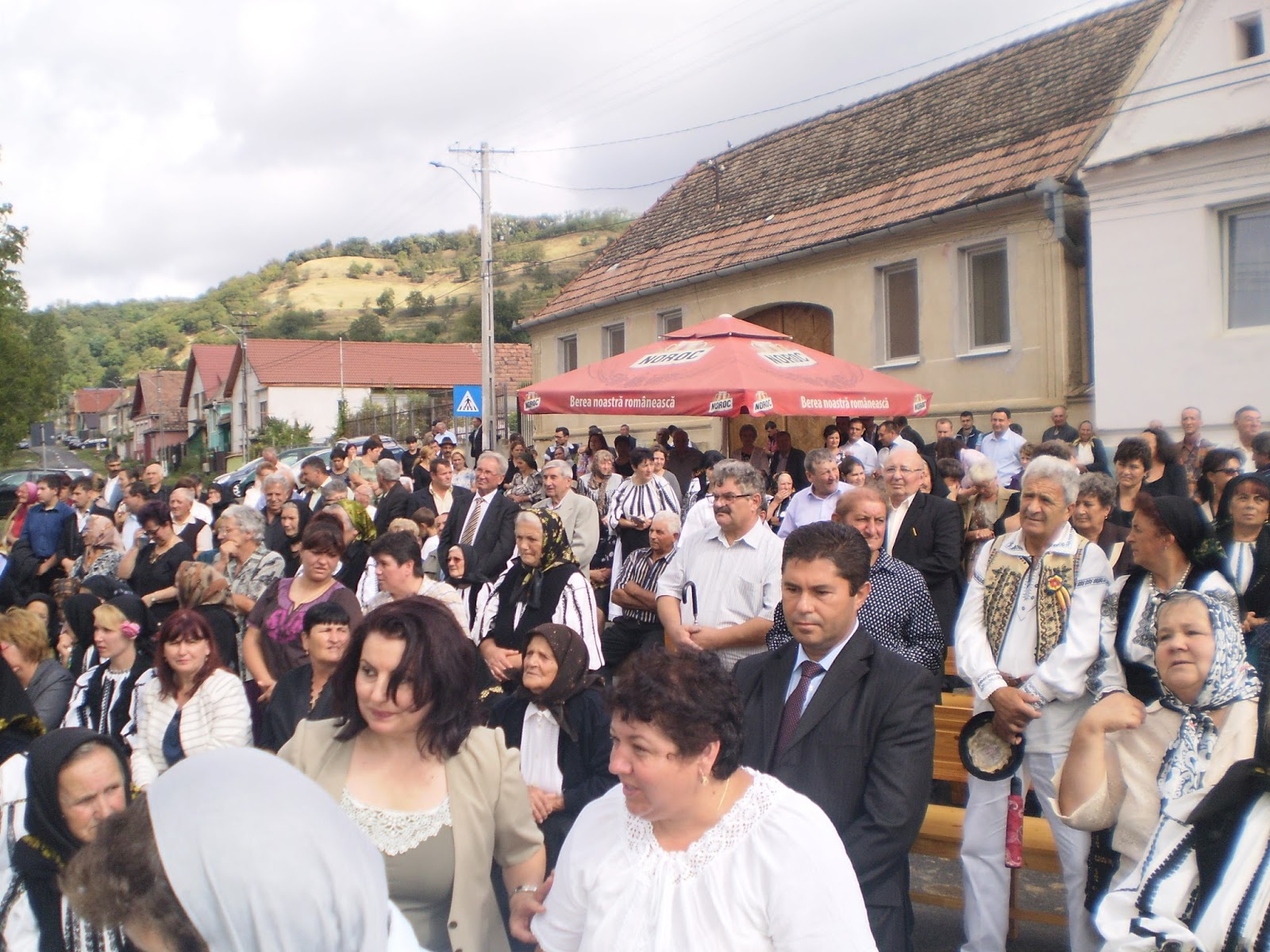FOTO: Mitropolitul Ardealului a sfințit Biserica din Curciu
