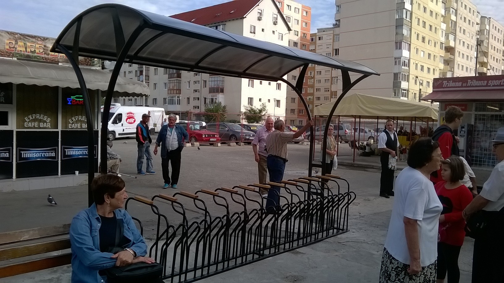 Au fost montate primele rastele pentru biciclete în cartiere