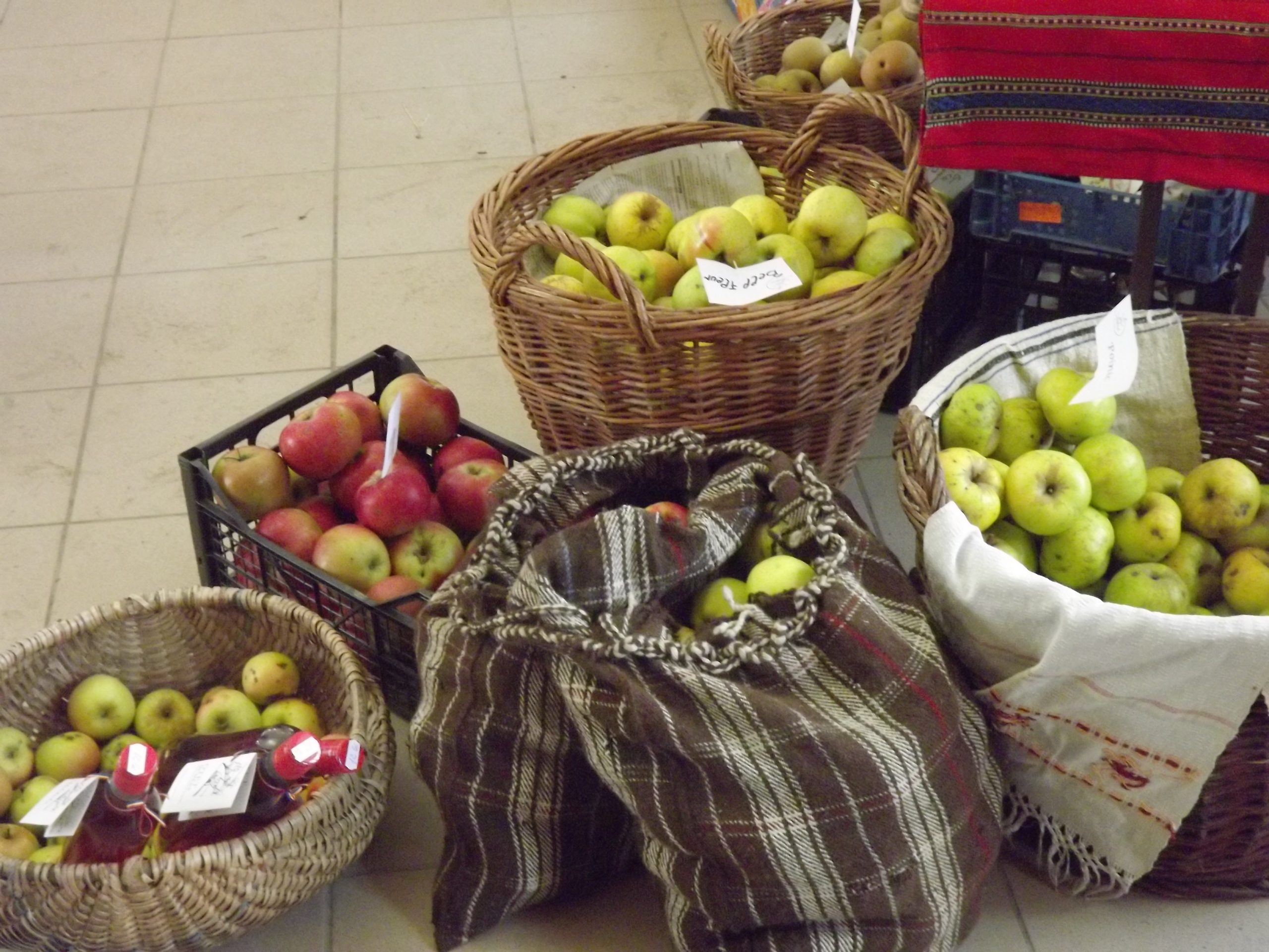 Târg și degustare de mere la Sibiel