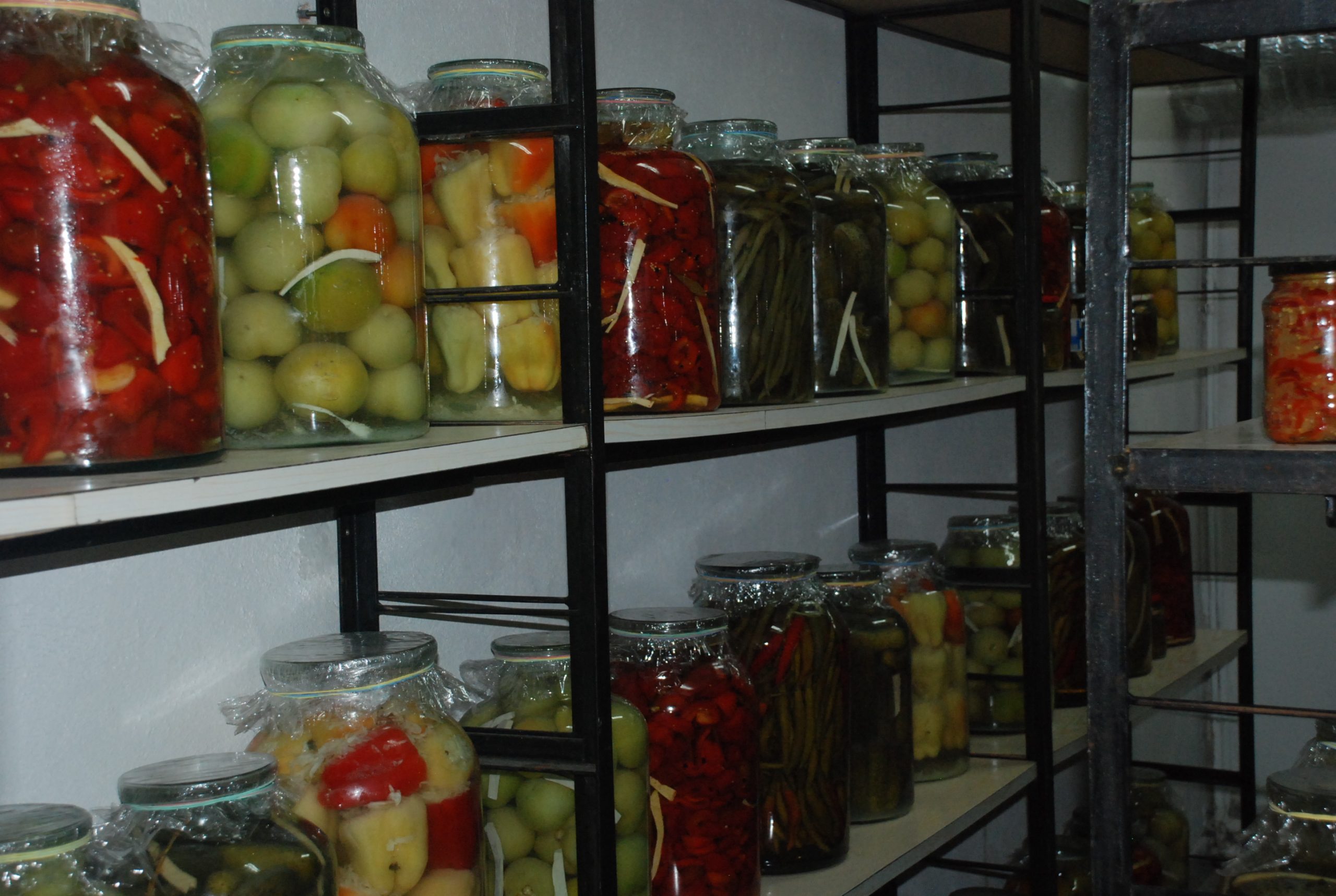 Cantina studențească are proviziile făcute. Meniul zilei este 10 lei