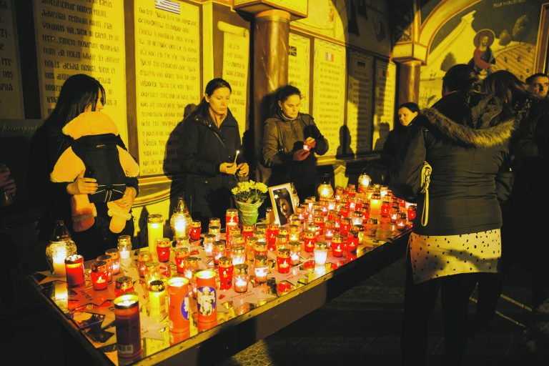 ACTUALIZARE Vezi poze de la eveniment/ Candele aprinse pentru sufletele copiilor care au murit