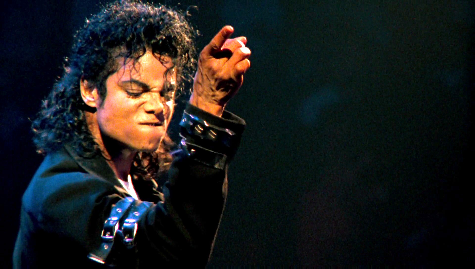 În 2016 se lansează o carte despre ultimele zile ale lui Michael Jackson. Ulterior, cartea va fi ecranizată într-un serial TV