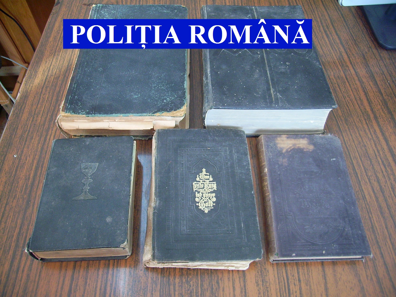 Un tanar de 20 de ani vindea cărţi de patrimoniu în Piaţa Obor. El a fost prins de poliţişti