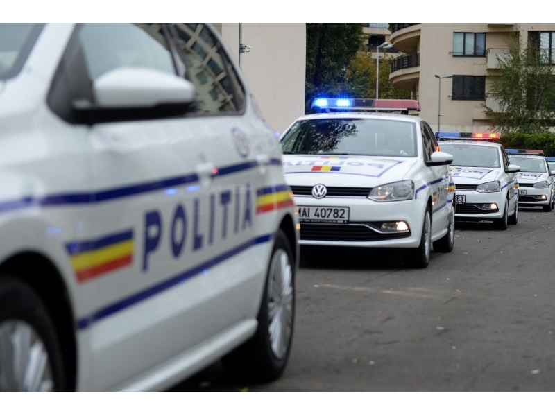 Băut bine, un bărbat a furat o mașină din curtea unei firme. Individul nu are nici permis