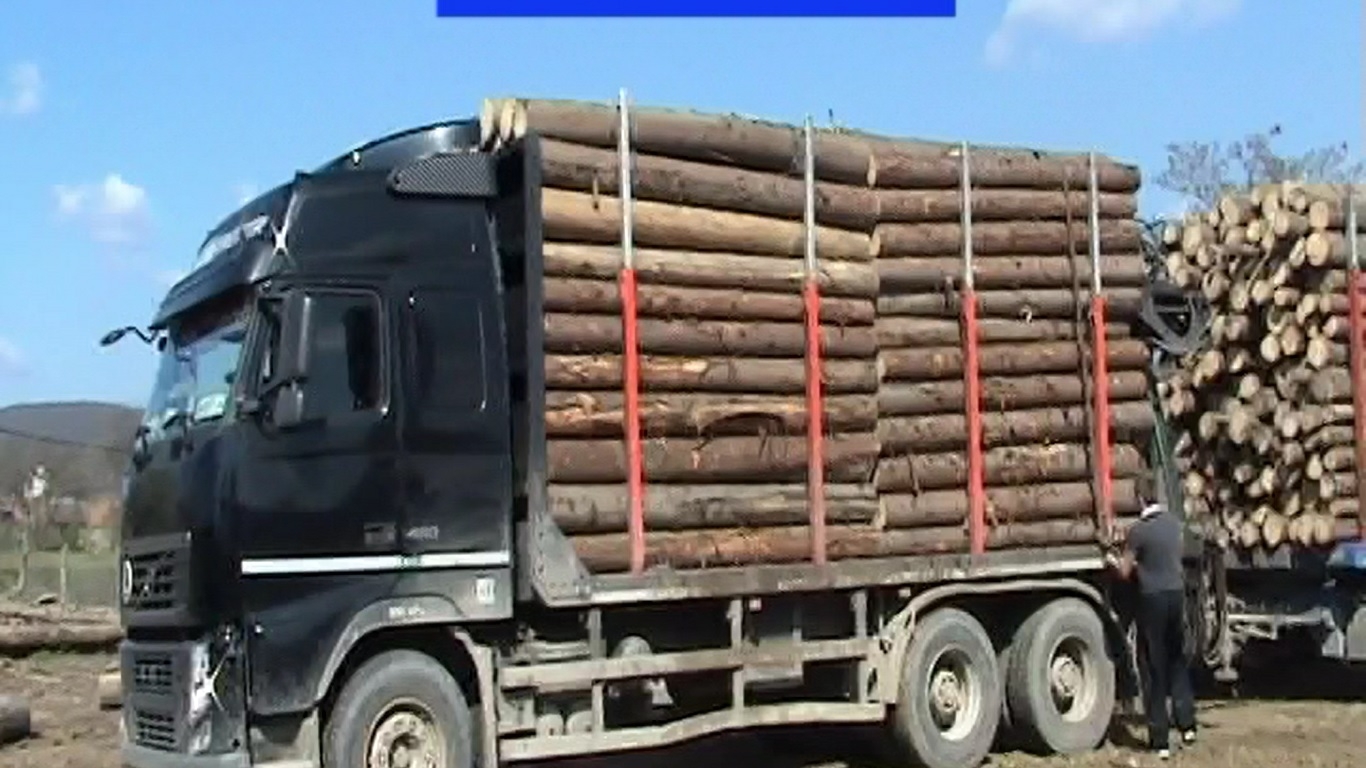 Un camion cu lemne a luat foc pe DN1 la Apoldu de Jos iar pe DN7 s-a răsturnat o cisternă