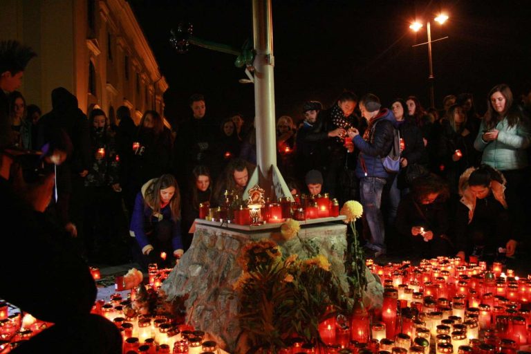 Sute de sibieni, solidari cu tinerii care au pierit în tragedia de la București
