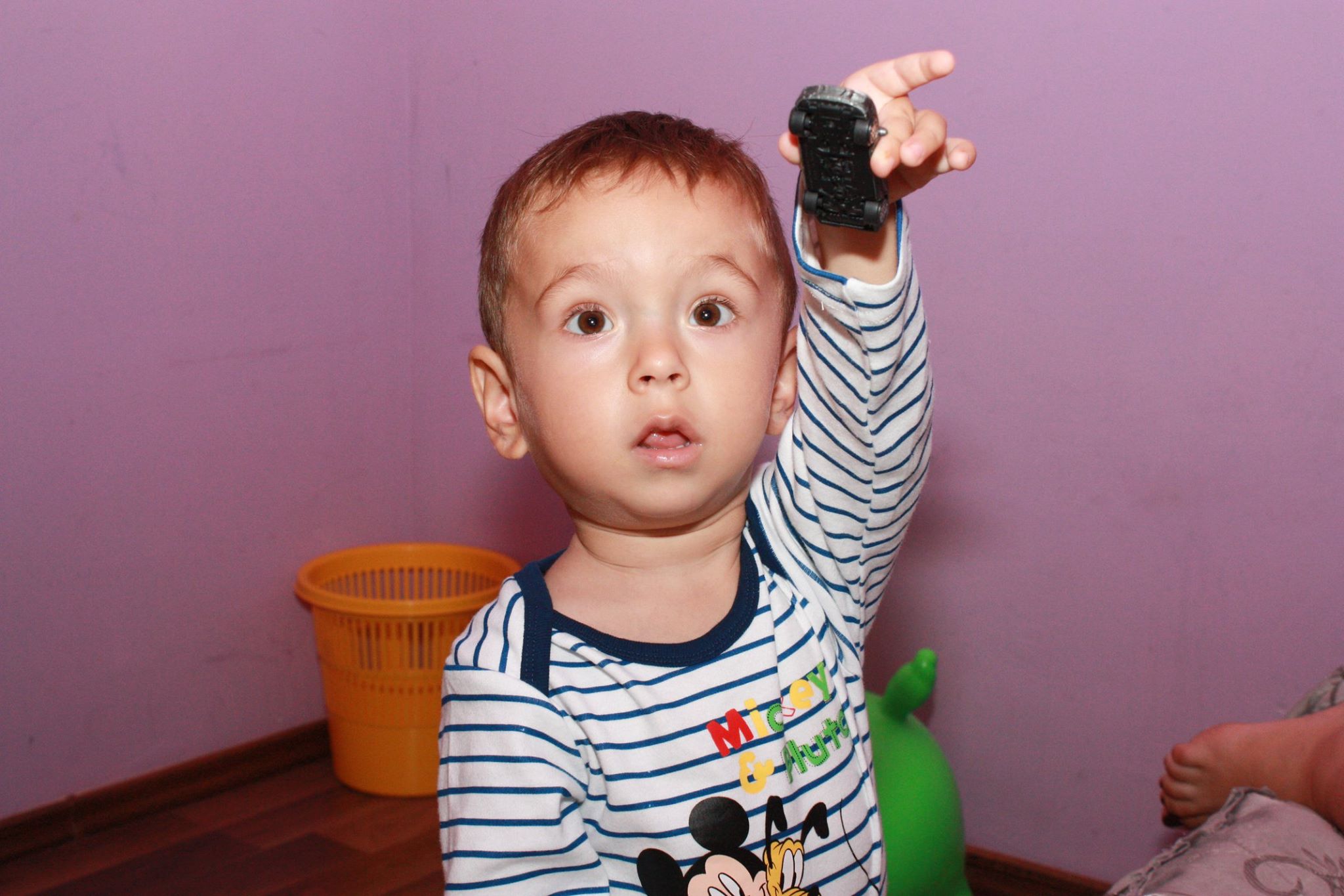 Cinci tumori îi pot curma viața unui copil de doi ani. Sunt riscuri mari să nu mai poată respira, însă noi îl putem ajuta!