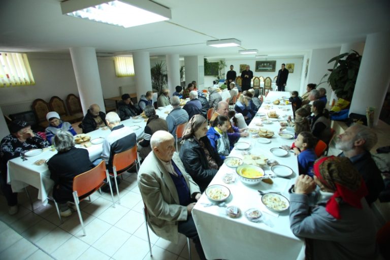 300 de persoane fără venituri vor primi o masă caldă pe săptămână