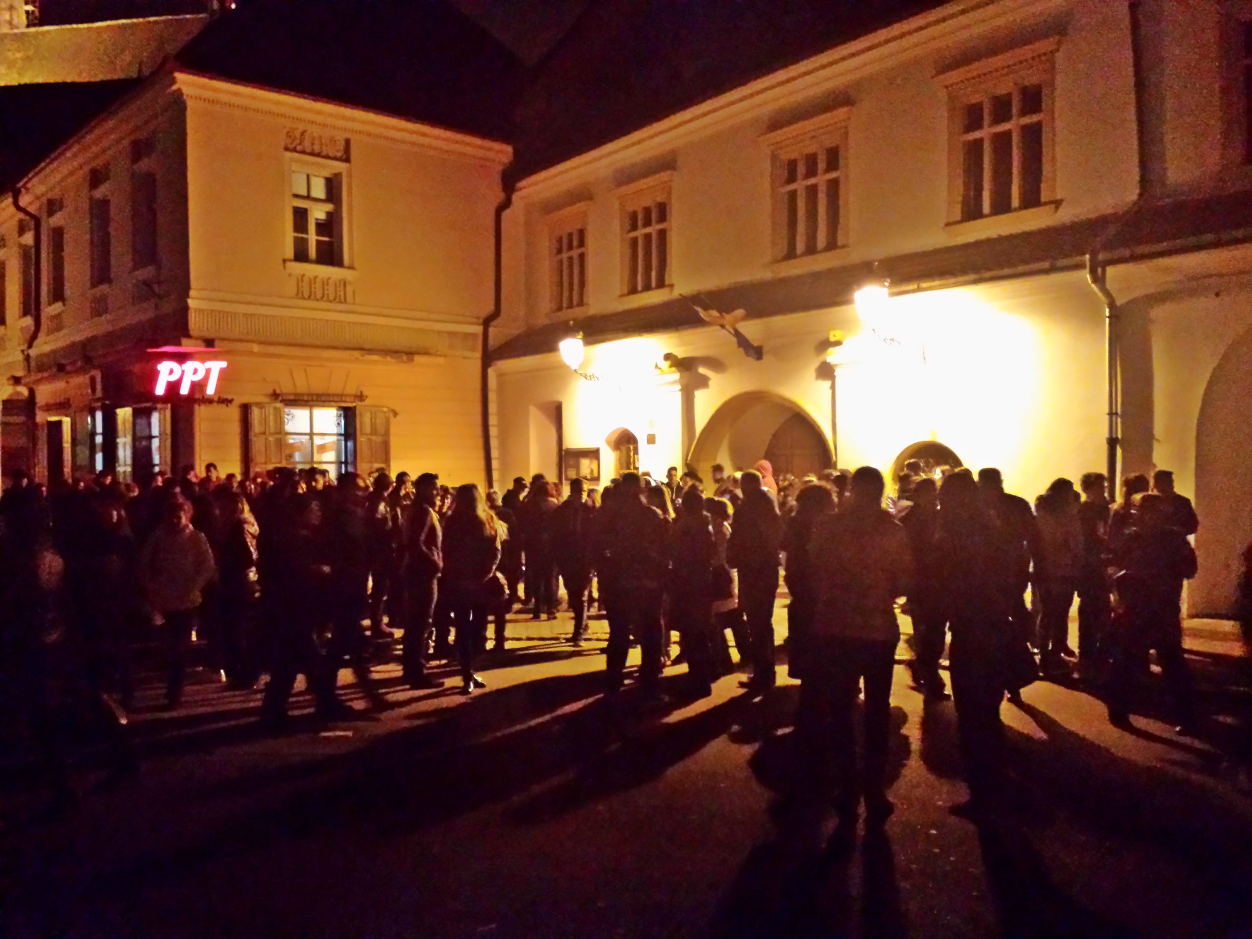FOTO: Rugăciuni și marș al tăcerii pentru victimele incendiului din capitală, la Mediaș