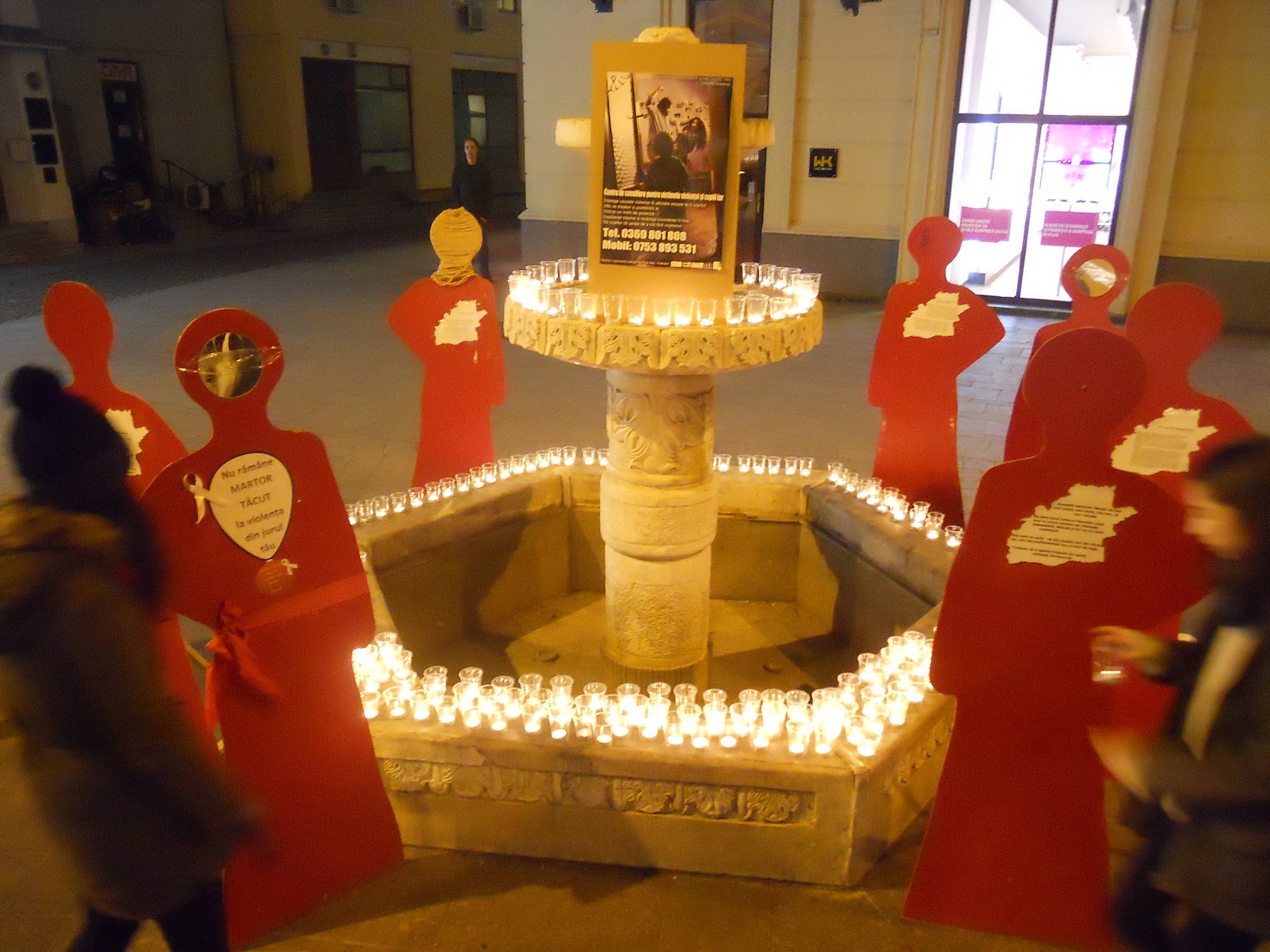 „Martorele tăcute vorbesc” pe strada Nicolae Bălcescu, de Ziua internațională pentru eliminarea violenței împotriva femeii