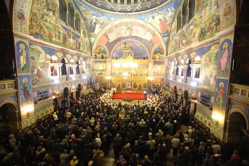 Numeroși credincioși sibieni prezenți la Procesiunea cu moaștele Sfântului Andrei Șaguna