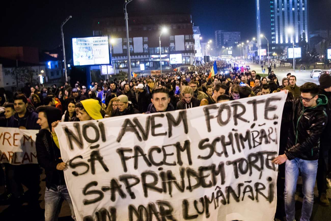 FOTO: Peste 3000 de sibieni au ieşit din nou în stradă. Au mărşăluit pe străzile din oraş şi s-au rugat în faţa catedralei