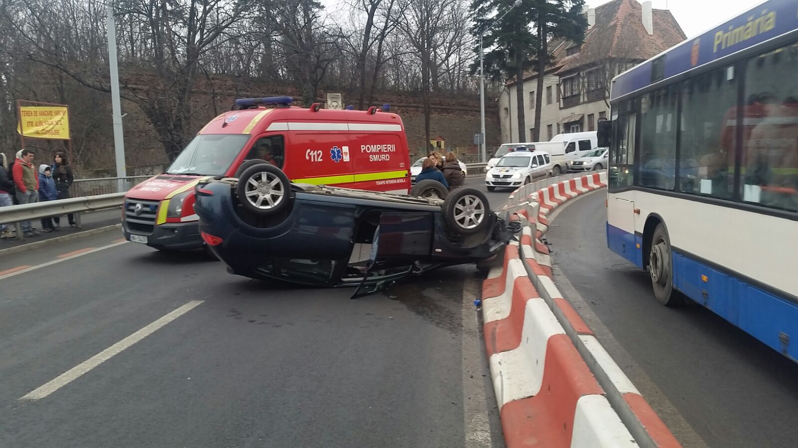 O şoferiţă s-a răsturnat cu maşina pe strada Andrei Şaguna