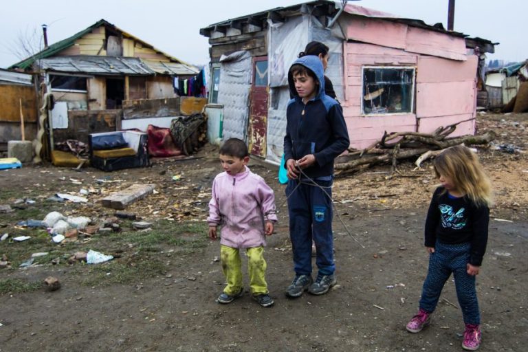 Guvernul vrea să dea bani sub formă de tichete familiilor sărace