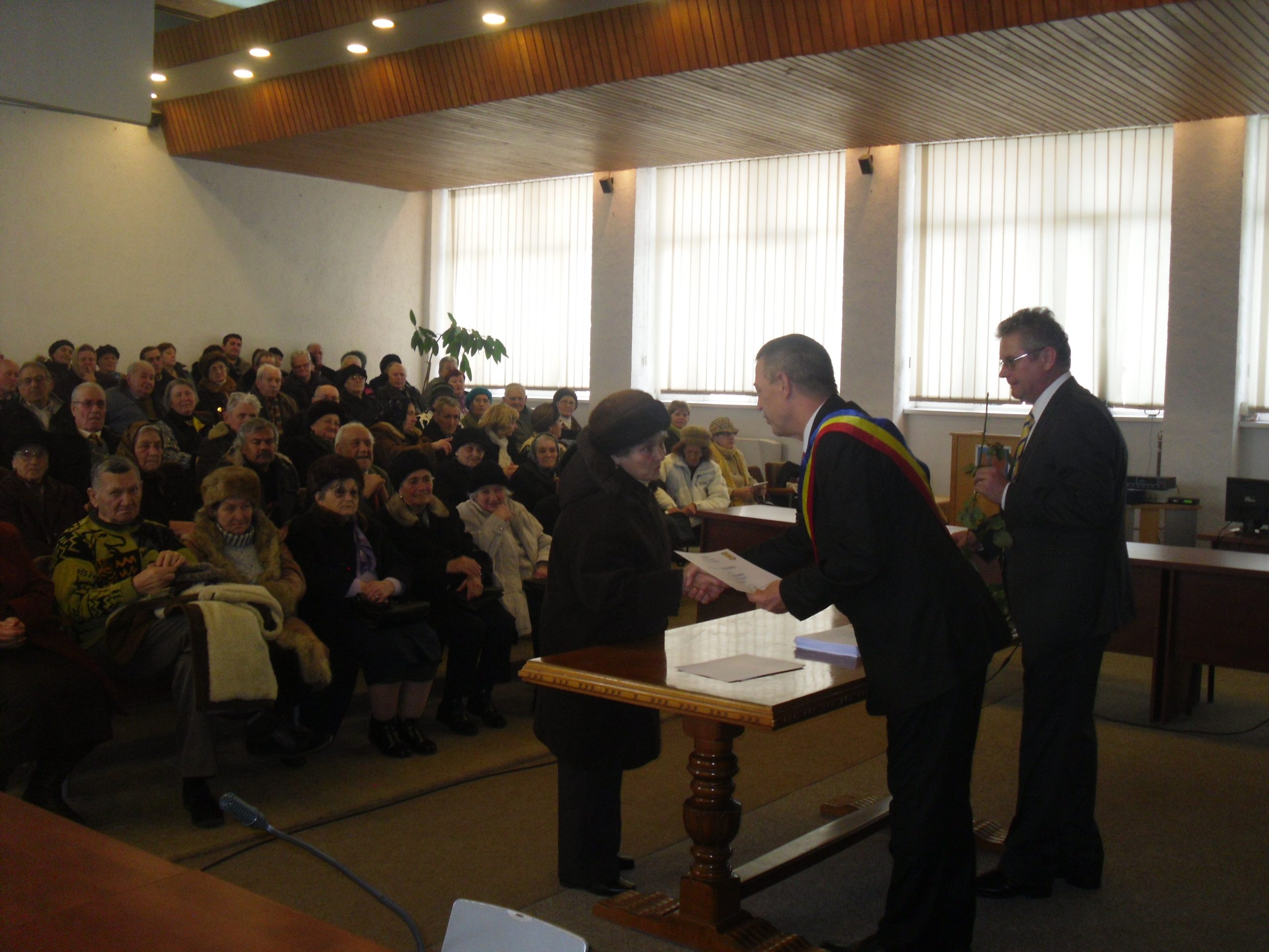 Municipalitatea medieșeană a premiat octogenarii și cuplurile care au aniversat 50 de ani de la căsătorie