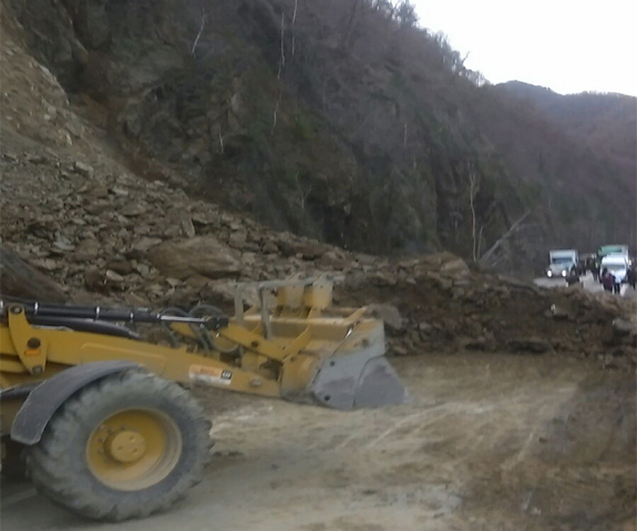 Trafic inchis pe Valea Oltului, din cauza caderilor de pietre