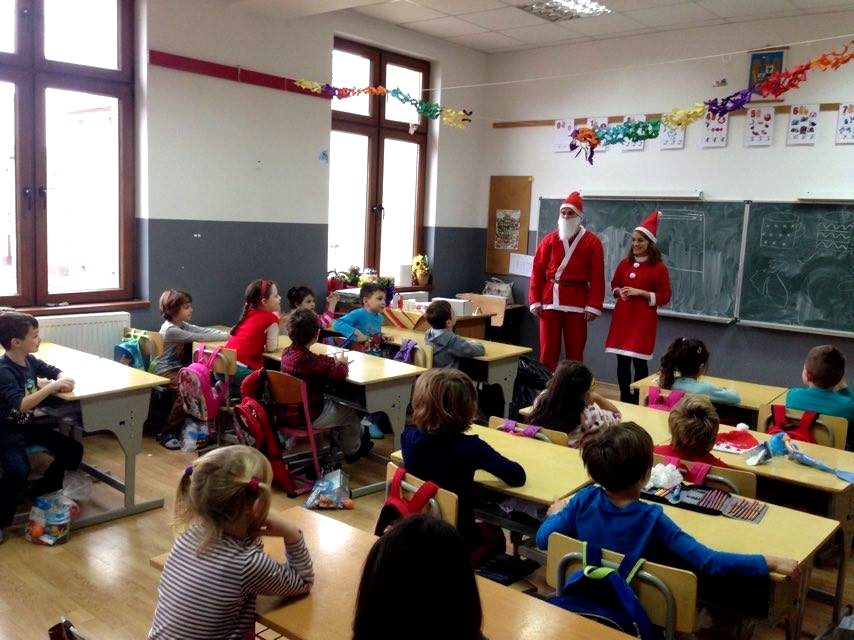 FOTO: Copiii maghiari din Mediaș au fost vizitați de Moș Nicolae