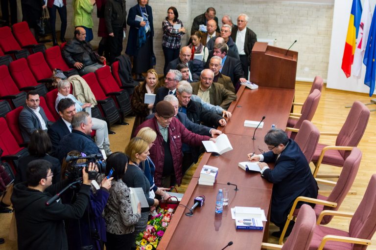 Emil Hurezeanu a lansat volumul„Pe trecerea timpului. Jurnal Politic românesc 1996-2016”
