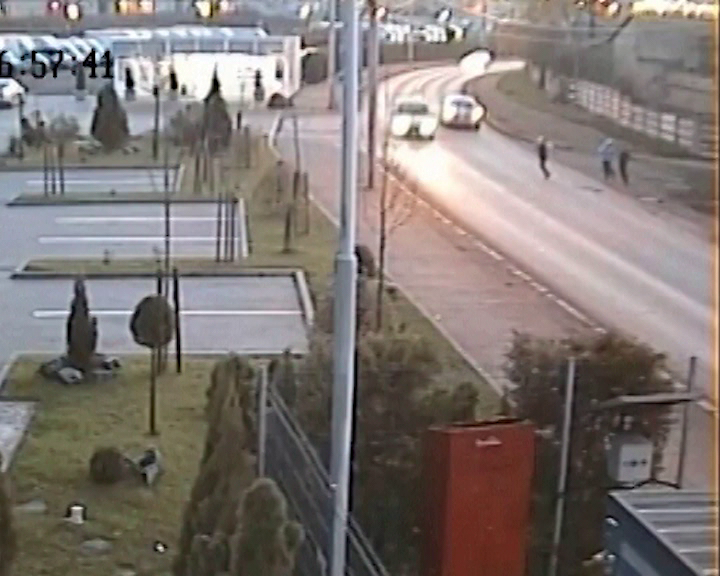 Imagini cutremurătoare: Un copil a fost lovit de o maşină după ce a sărit în drum speriat de câţiva câini