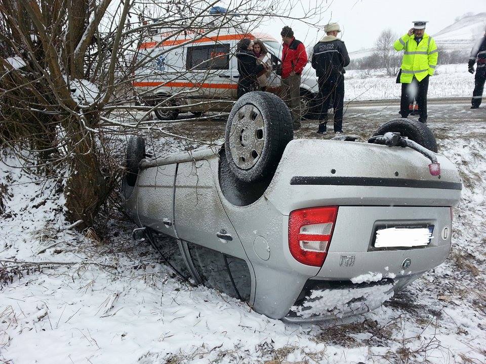 4 autoturisme răsturnate în decurs de o oră, la Blăjel