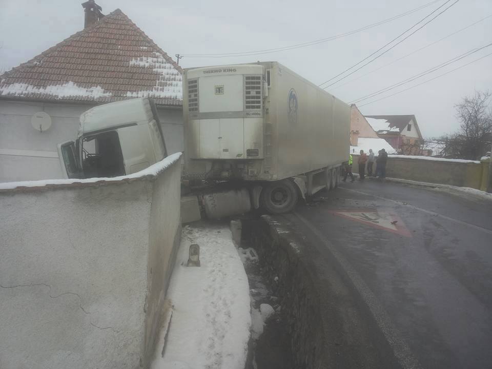 Un TIR a intrat în zidul unei case la Scoreiu, traficul rutier este restricţionat
